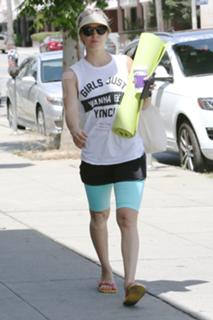 Kaley Cuoco feet photo thumbnail