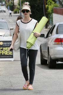 Kaley Cuoco feet photo thumbnail