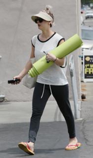 Kaley Cuoco feet photo thumbnail