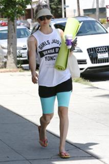 Kaley Cuoco feet photo thumbnail