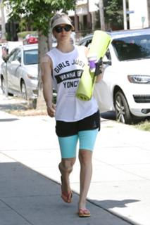 Kaley Cuoco feet photo thumbnail