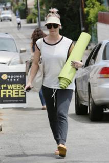 Kaley Cuoco feet photo thumbnail