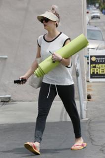 Kaley Cuoco feet photo thumbnail