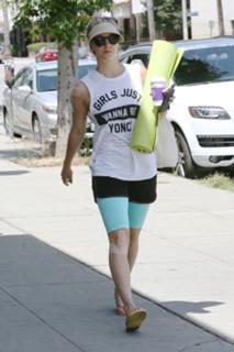Kaley Cuoco feet photo thumbnail