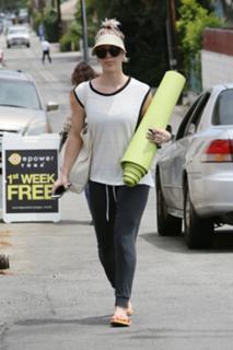 Kaley Cuoco feet photo thumbnail