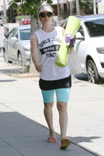 Kaley Cuoco feet photo thumbnail