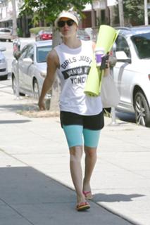 Kaley Cuoco feet photo thumbnail