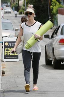 Kaley Cuoco feet photo thumbnail