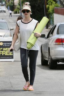 Kaley Cuoco feet photo thumbnail