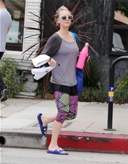 Kaley Cuoco feet photo thumbnail