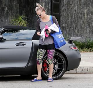 Kaley Cuoco feet photo thumbnail