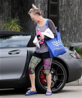 Kaley Cuoco feet photo thumbnail