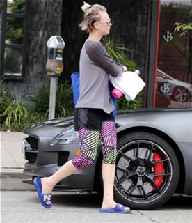 Kaley Cuoco feet photo thumbnail