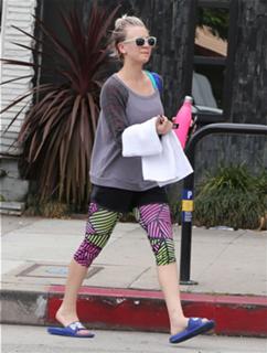 Kaley Cuoco feet photo thumbnail