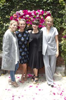 Kaley Cuoco feet photo thumbnail
