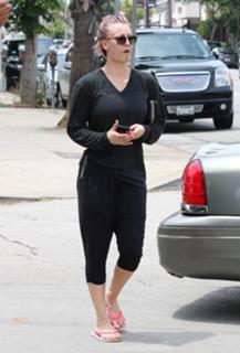 Kaley Cuoco feet photo thumbnail