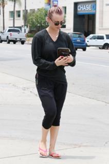 Kaley Cuoco feet photo thumbnail