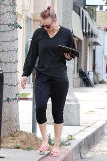 Kaley Cuoco feet photo thumbnail