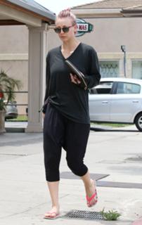 Kaley Cuoco feet photo thumbnail