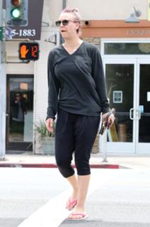 Kaley Cuoco feet photo thumbnail