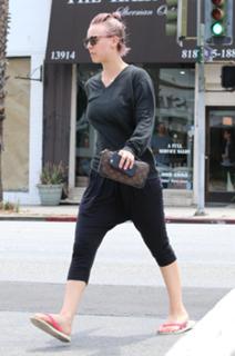 Kaley Cuoco feet photo thumbnail