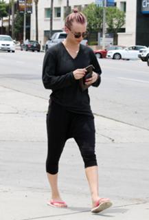 Kaley Cuoco feet photo thumbnail