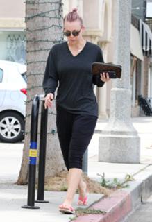 Kaley Cuoco feet photo thumbnail
