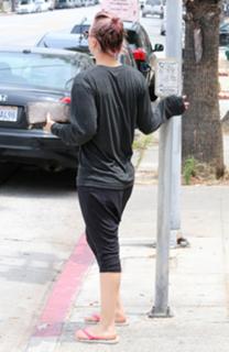 Kaley Cuoco feet photo thumbnail