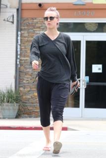 Kaley Cuoco feet photo thumbnail