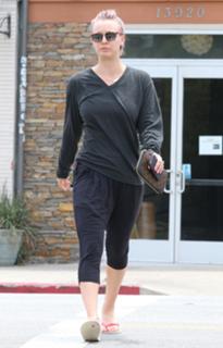 Kaley Cuoco feet photo thumbnail