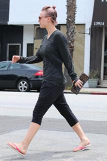 Kaley Cuoco feet photo thumbnail