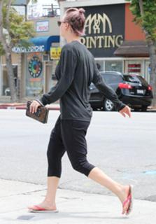 Kaley Cuoco feet photo thumbnail