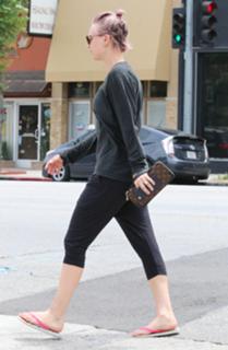 Kaley Cuoco feet photo thumbnail