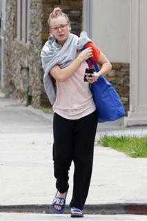 Kaley Cuoco feet photo thumbnail