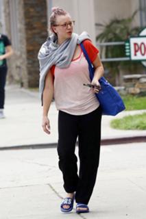 Kaley Cuoco feet photo thumbnail