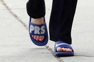 Kaley Cuoco feet photo thumbnail