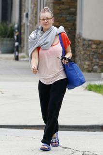 Kaley Cuoco feet photo thumbnail