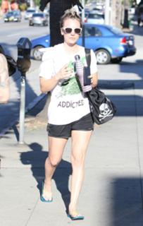 Kaley Cuoco feet photo thumbnail