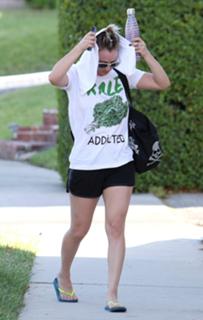 Kaley Cuoco feet photo thumbnail