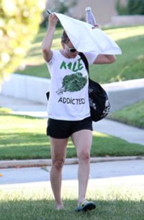 Kaley Cuoco feet photo thumbnail