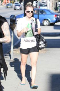 Kaley Cuoco feet photo thumbnail