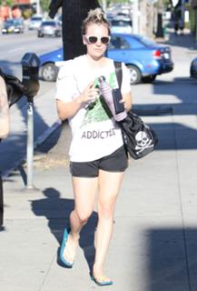 Kaley Cuoco feet photo thumbnail