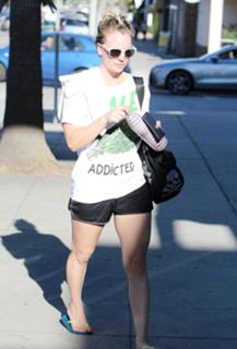 Kaley Cuoco feet photo thumbnail