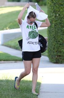 Kaley Cuoco feet photo thumbnail