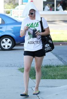 Kaley Cuoco feet photo thumbnail