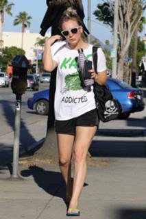 Kaley Cuoco feet photo thumbnail