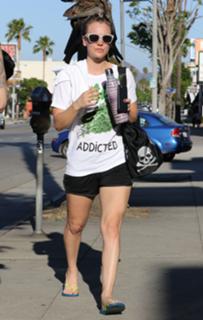 Kaley Cuoco feet photo thumbnail