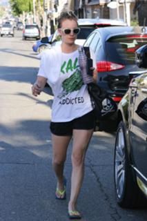 Kaley Cuoco feet photo thumbnail