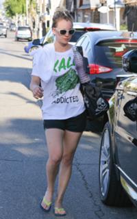 Kaley Cuoco feet photo thumbnail