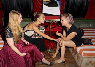 Kaley Cuoco feet photo thumbnail